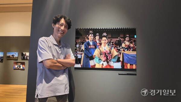 수원박물관 특별기획전 ‘다시 만난 민족대표 김세환’에서 이동근 학예연구사가 AI를 통해 김향화를 현대의 모습으로 창작한 작품 앞에 서 있다. 이나경기자