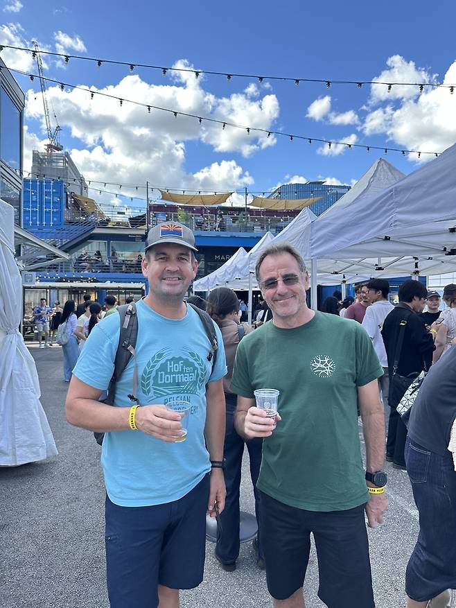 미국, 영국에서 온 참가자들이 포즈를 취하고 있다. /사진= 강예신 기자