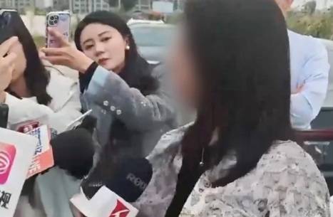 법원 앞에서 기자들에게 말하고 있는 최. [사진출처 = SCMP]