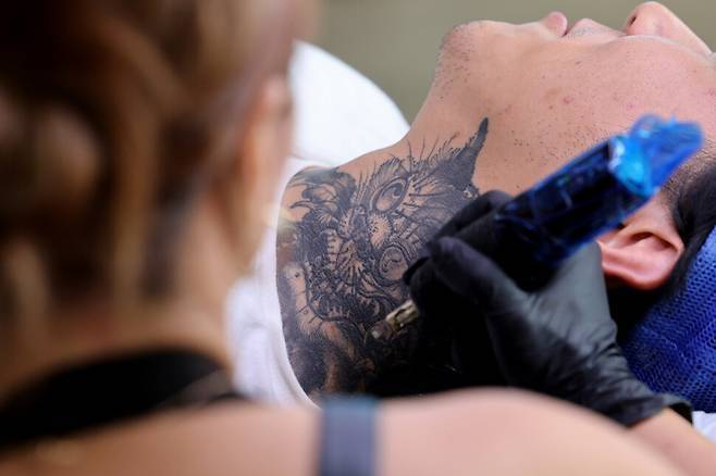 지난달 27일 서울 시내의 한 타투숍에서 타투이스트가 문신 시술을 하고 있다. [사진 = 연합뉴스]