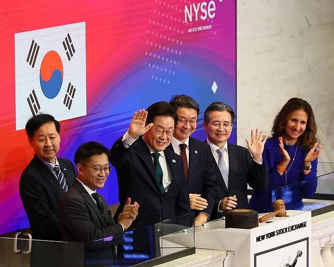 이재명 대통령이 25일(현지시간) 미국 뉴욕 증권거래소에서 개장을 알리는 버튼을 누른 뒤 손을 흔들고 있다. [사진 = 연합뉴스]