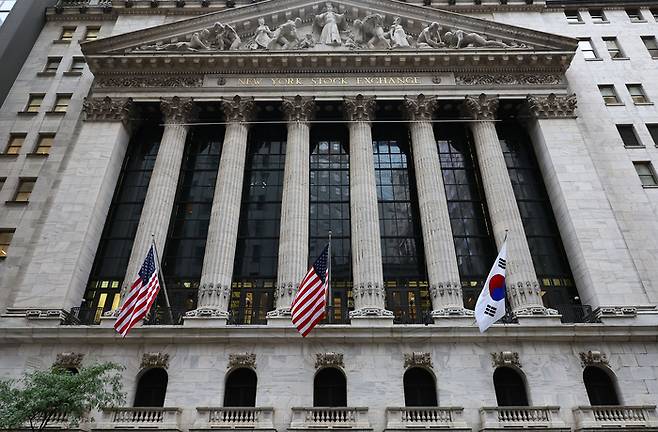 25일(현지시간) 이재명 대통령이 방문한 미국 뉴욕 증권거래소(NYSE)에 태극기가 걸려 있다. [사진 = 연합뉴스]