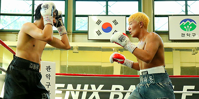 이태동이 2025년 9월 서울특별시 관악구민종합체육센터 사단법인 한국복싱커미션 라이트헤비급 챔피언결정전에서 슈퍼미들급 타이틀 도전자 출신 김동우를 상대하고 있다. 사진=KBM