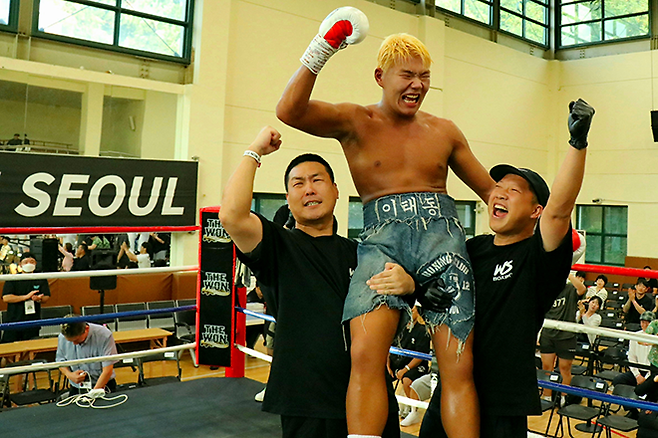 이태동이 2025년 9월 서울특별시 관악구민종합체육센터 사단법인 한국복싱커미션 라이트헤비급 챔피언 등극 후 기뻐하고 있다. 사진=KBM