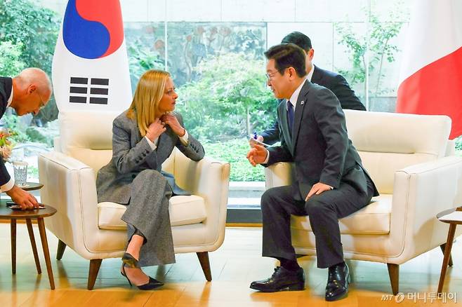 [뉴욕=뉴시스] 최동준 기자 = 이재명 대통령과 조르자 멜로니 이탈리아 총리가 24일(현지 시간) 미국 뉴욕 주유엔 대한민국 대표부에서 한-이탈리아 정상회담을 하고 있다. 2025.09.24. photocdj@newsis.com /사진=