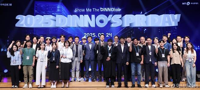 송기용 머니투데이 전무, 임상연 머니투데이 부국장, 옥일진 우리금융 디지털혁신부문 부사장을 비롯한 참석자들이 24일 오후 서울 중구 우리은행 본점에서 진행된 '머니투데이 유니콘팩토리 X 우리금융 디노랩 공동 PR 데이'에서 기념촬영을 하고 있다. /사진=김창현 기자 chmt@