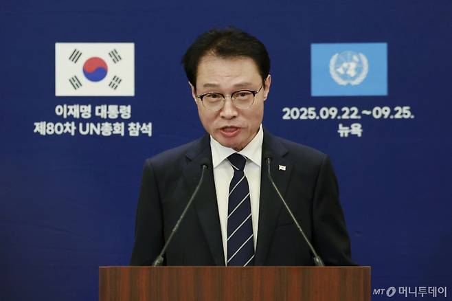 [뉴욕=뉴시스] 최동준 기자 = 이규연 홍보소통수석이 24일(현지 시간) 미국 뉴욕의  한 호텔 한국 프레스센터에서 이재명 대통령 순방 3일차 종합 관련 브리핑을 하고 있다. 2025.09.25. photocdj@newsis.com /사진=최동준