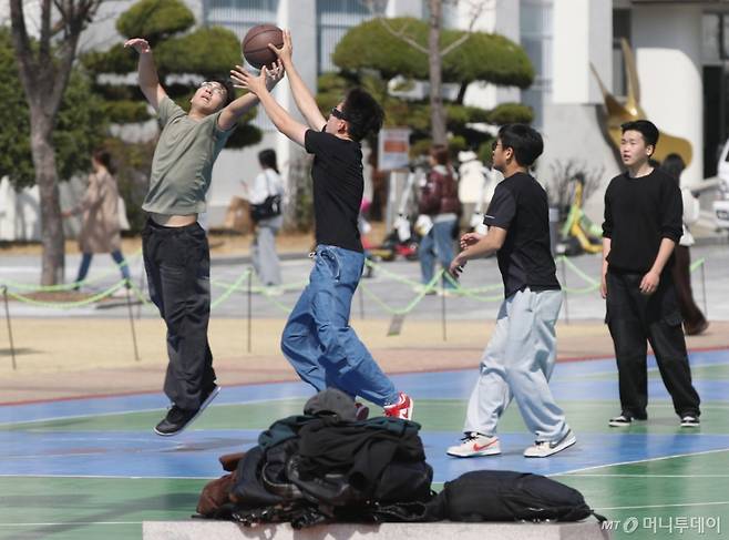 (부산=뉴스1) 윤일지 기자 = 완연한 봄 날씨를 보인 11일 부산 금정구 부산대학교에서 반팔 차림을 한 외국인 유학생들이 농구를 즐기고 있다.  2025.3.11/뉴스1  Copyright (C) 뉴스1. All rights reserved. 무단 전재 및 재배포,  AI학습 이용 금지. /사진=(부산=뉴스1) 윤일지 기자