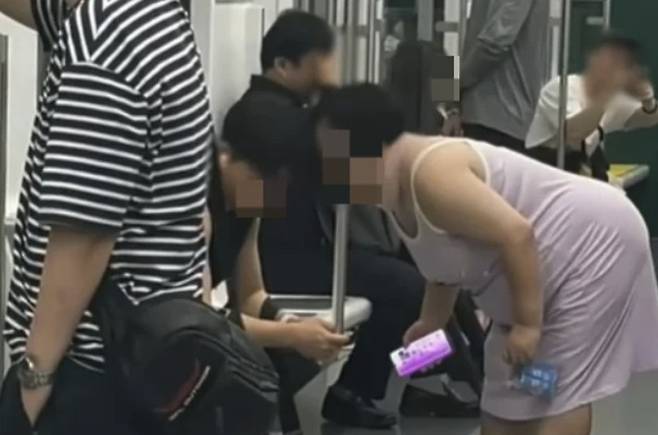 서울 지하철 2호선에서 다른 승객들의 얼굴 가까이에서 풍선껌을 부는 등 이상 행동을 한 '지하철 빌런'이 등장했다. /사진=온라인 커뮤니티 보배드