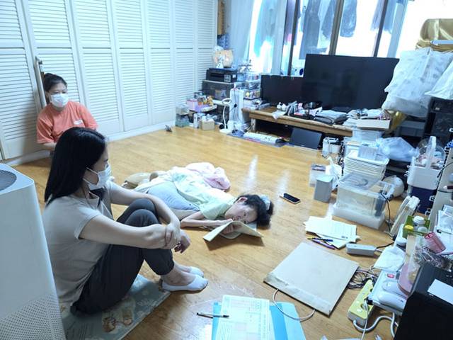 서혜영 씨가 지난 6월 감독관이 지켜보는 가운데 자신의 집에서 검정고시를 치르고 있다.   서혜영 씨 제공