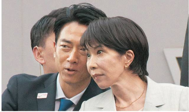 이야기는 나누지만…  : 일본 자민당 총재 선거 후보인 고이즈미 신지로(왼쪽) 농림수산상과 다카이치 사나에 전 경제안보상이 24일 도쿄에서 열린 합동연설회에서 이야기를 나누고 있다. 연합뉴스