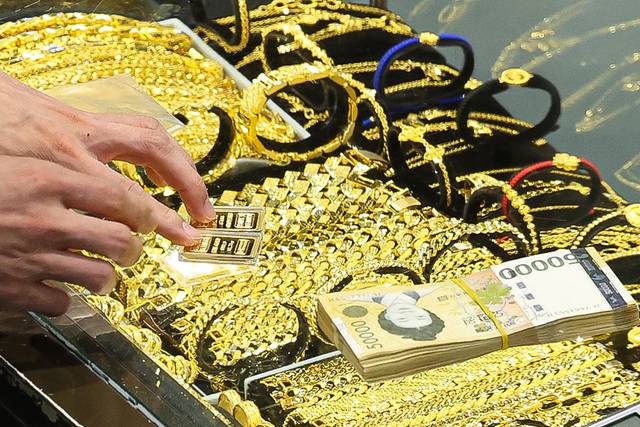 돈보다 금  : 24일 서울 종로구의 한 금은방에서 고객이 금 제품을 살펴보고 있다. 도널드 트럼프 미국 행정부의 관세정책으로 인한 경제 불확실성과 미 중앙은행의 금리 인하 영향 등으로 국제 금값이 사상 최고치를 경신했다. 뉴시스