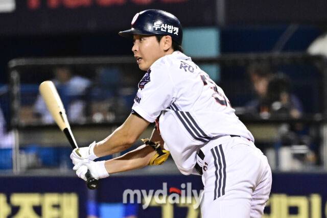 26일 서울 잠실야구장에서 열린 '2025 신한 SOL BANK KBO리그' 삼성 라이온즈와 두산 베어스 경기. 두산 정수빈이 8회말 무사 1-2루에 안타를 치고 있다./마이데일리