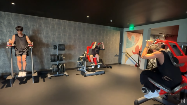 그룹 방탄소년단 멤버들이 복근 운동에 매진하고 있다. / 유튜브 마선호