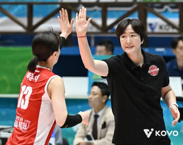 박은서와 하이파이브하는 장소연 감독./KOVO