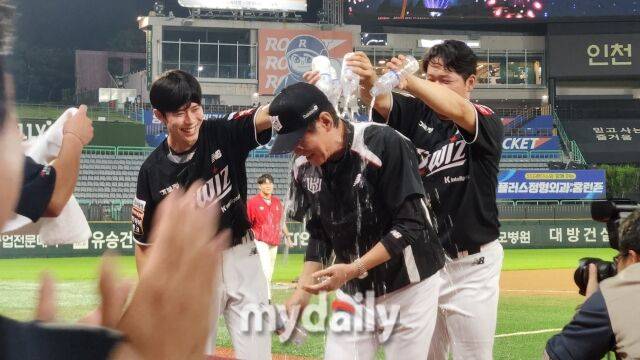 이강철 감독(가운데)이 통산 1000경기에 출전했다. 원상현(왼쪽)과 박건우(오른쪽)이 축하의 물세례를 선사했다./인천=김경현 기자