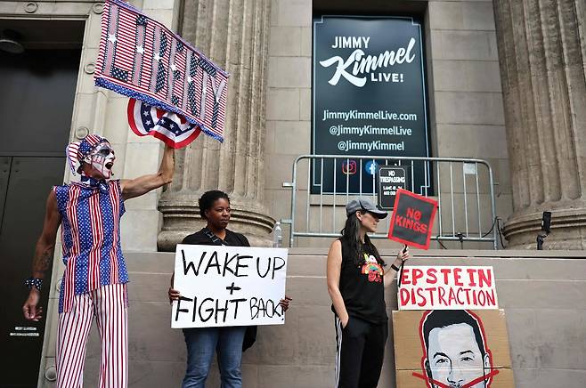 지미 키멀을 지지하는 시민들이 지난 23일(현지시간) LA 헐리우드에서 시위를 벌이고 있다. [AFP]