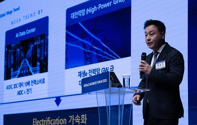 박승기 LS전선(주) 에너지국내영업부문 상무가 24일 서울 중구 신라호텔 다이너스티홀에서 열린 헤럴드 기업포럼 2025에서 ‘서해안 에너지고속도로와 HVDC해저케이블-전기화시대 전력망 해법’을 주제로 강연을 하고 있다. 임세준 기자