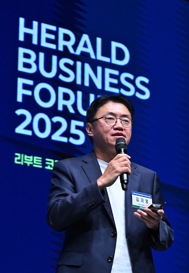 김제영 LG에너지솔루션 CTO가 24일 오전 서울 중구 신라호텔 다이너스티홀에서 열린 ‘헤럴드 기업포럼 2025’에서 ‘시간의 압축: AI 기반 배터리 기술 혁신’을 주제로 강연을 하고 있다. 임세준 기자