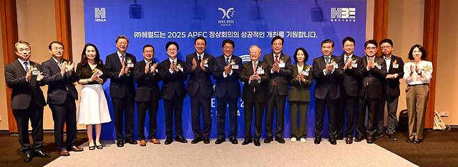 국가적 경제 현안을 분석하고 이에 대한 인사이트 및 전략을 공유하는 ‘헤럴드 기업포럼 2025’가 지난 24일 서울 중구 신라호텔 다이너스티홀에서 개최됐다. 정부·기업·경제단체·교육기관 등 각계 500여명의 참석자들로 성황을 이룬 가운데 마무리됐다. 포럼을 찾은 VIP 참석자들이 오는 10월 경주에서 열리는 APEC(아시아태평양경제협력체) 정상회의의 성공적 개최를 기원하는 포토월 앞에서 기념사진을 찍고 있다. 최태복(왼쪽부터) HD현대중공업 특수선사업부 상무, 구현모 카이스트 산업 및 시스템공학과 교수, 박현남 주한독일상공회의소 회장 겸 도이치은행 한국대표, 김창범 한국경제인협회 부회장, 조상현 코엑스 대표이사 사장, 김정관 산업통상자원부 장관, 김병기 더불어민주당 원내대표, 최진영 헤럴드미디어그룹 대표이사, 손경식 한국경영자총협회 회장, 송언석 국민의힘 원내대표, 최수진 국민의힘 원내수석대변인, 제임스김 주한미국상공회의소 회장, 박양수 대한상공회의소 SGI 원장, 양희원 현대차·기아 R&D본부 사장,  권석준 성균관대학교 부교수, 이보나 삼성전자 DA사업부 상무. 이상섭 기자