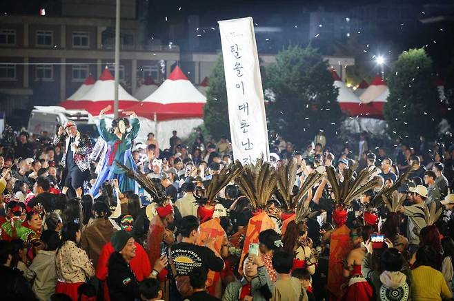 2025 안동국제탈춤 페스티벌이 오는 26일부터  10월 5일까지 “춤추는 탈, 다양한 얼굴을 찾아서‘란 주제로 열린다.사진은 지난해 행사모습 [안동시 제공]