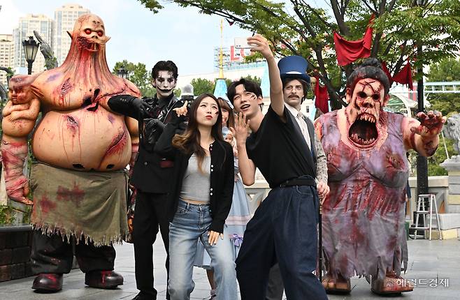 연기자들이 롯데월드 호러 판타지 가을 시즌 축제 ‘스트리트 호러쇼: 더 마리오네트’를 선보이고 있다. 임세준 기자