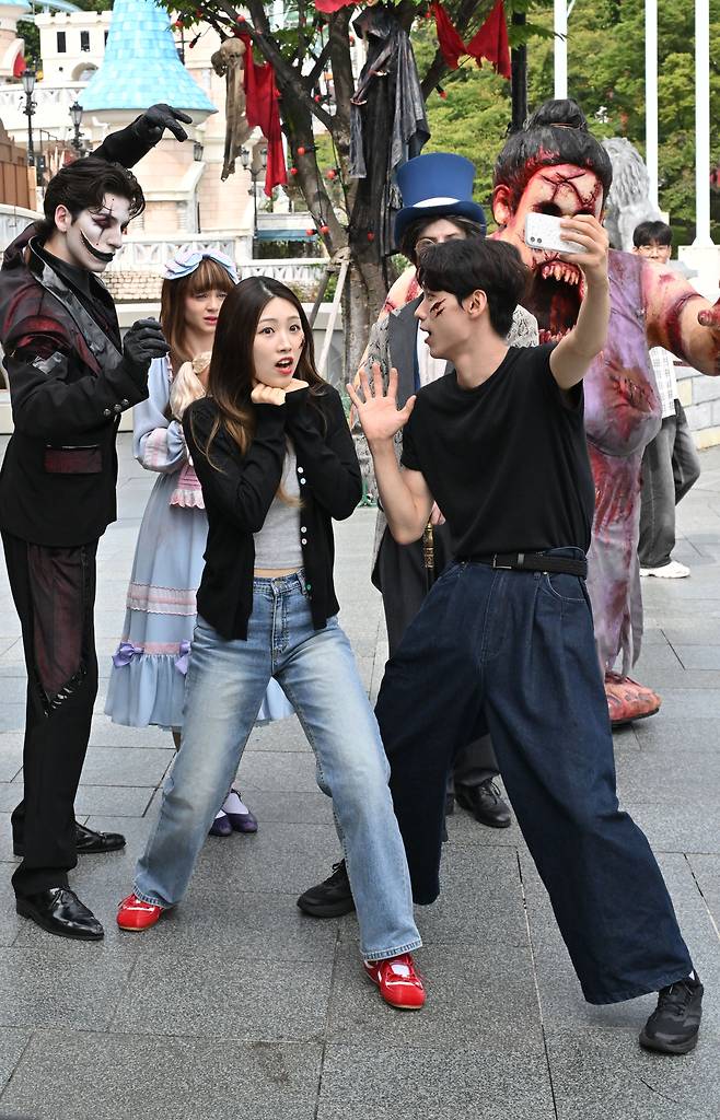 25일 오전 서울 송파구 롯데월드 어드벤처 매직아일랜드에서 연기자들이 롯데월드 호러 판타지 가을 시즌 축제 ‘스트리트 호러쇼: 더 마리오네트’를 선보이고 있다. 임세준 기자