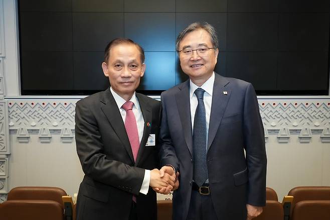 외교부는 조현 외교부 장관이 지난 23일 레 화이 쭝 베트남 신임 외교장관 대행(내정자)과 회담, 한-베트남 관계 발전 방안 및 한반도 문제 등에 대해 논의했다고 25일 밝혔다. 조현 외교부 장관과 레 화이 쭝 베트남 신임 외교장관 대행(내정자)가 악수하며 기념 촬영하고 있다. [외교부 제공]