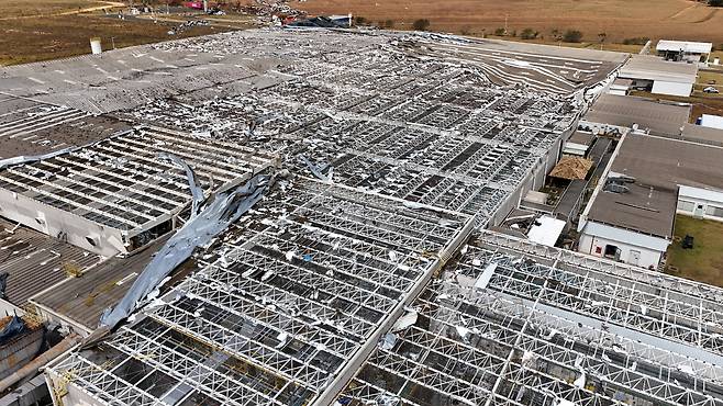 24일(현지시간) 브라질 상파울루주 소로카바에 있는 일본 도요타 공장이 강풍으로 피해를 입은 모습. [로이터통신]