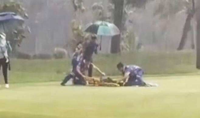 방콕의 한 골프장에서 벼락을 맞은 캐디를 구조하는 구조대원들 모습. [태국 방콕포스트]