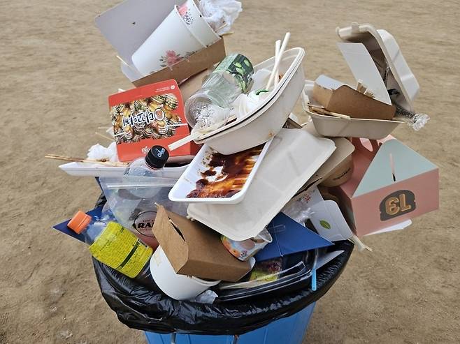 서울 소재 한 대학교 축제 현장의 쓰레기통이 가득 차 있다. 김광우 기자.