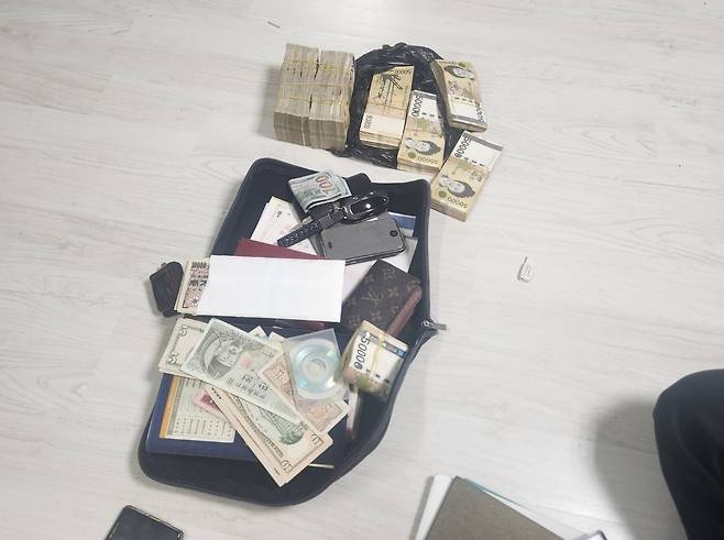 서울경찰청이 압수한 불법 경마 사이트 운영 조직의 범죄수익금. [서울경찰청 제공]