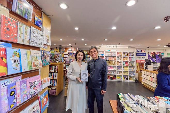 [뉴욕=뉴시스] 최동준 기자 = 김혜경 여사가 23일(현지 시간) 미국 뉴욕 코리아타운 한 서점을 방문해 이재명 대통령 저서를 들고 기념촬영을 하고 있다. (공동취재) 2025.09.25. photocdj@newsis.com