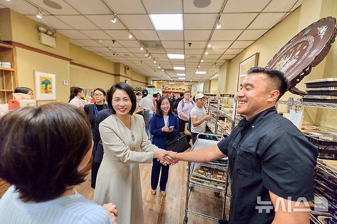 [뉴욕=뉴시스] 최동준 기자 = 김혜경 여사가 23일(현지 시간) 미국 뉴욕 코리아타운 한 마트를 방문해 관계자들과 인사를 나누고 있다. (공동취재) 2025.09.25. photocdj@newsis.com