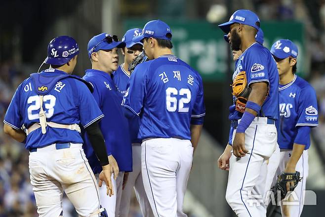 [서울=뉴시스] 권창회 기자 = 28일 서울 송파구 잠실야구장에서 열린 KBO리그 두산 베어스와 삼성라이온즈의 경기, 9회 말 2사 주자1,2루 삼성 박진만 감독이 마운드에 올라 선수들에게 지시하고 있다. 2025.08.28. kch0523@newsis.com