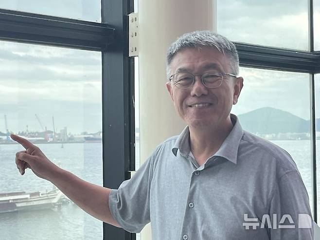 [서울=뉴시스] 지난 19일 전라남도 목포시 목포해양유물전시관에서 만난 이은석 국립해양문화유산연구소장은 수중 문화유산의 가치를 이야기하고 있다. 2025.09.24. suejeeq@newsis.com