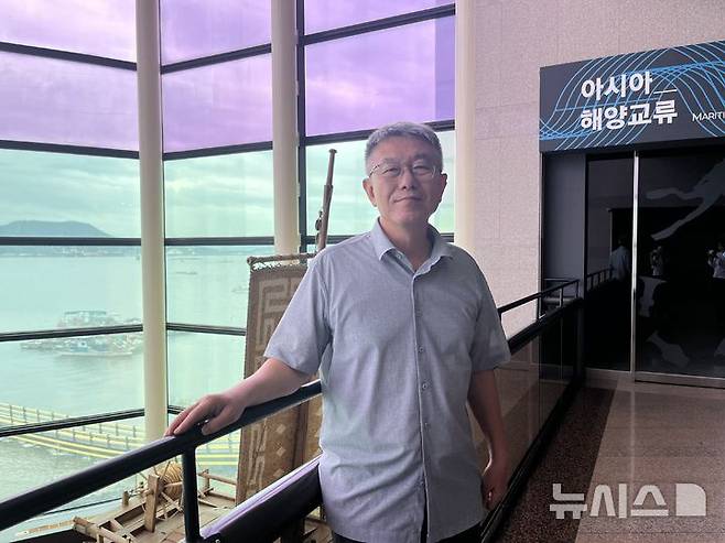 [서울=뉴시스] 지난 19일 전라남도 목포시 목포해양유물전시관에서 만난 이은석 국립해양문화유산연구소장은 수중 문화유산의 가치를 이야기하고 있다. 2025.09.24. suejeeq@newsis.com