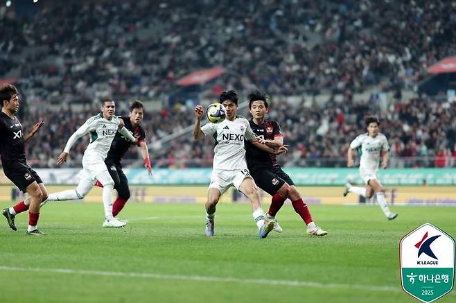 [서울=뉴시스] 프로축구 K리그1 전북 현대의 전진우, FC서울의 황도윤. (사진=한국프로축구연맹 제공) *재판매 및 DB 금지