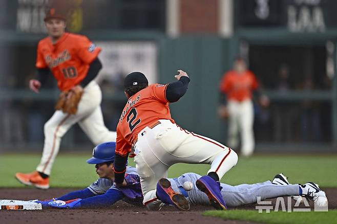 [샌프란시스코=AP/뉴시스] LA 다저스 2루수 김혜성이 11일(현지 시간) 미 캘리포니아주 샌프란시스코 오라클 파크에서 열린 2025 메이저리그 샌프란시스코 자이언츠와의 경기 3회 초 우전 안타 후 2루로 도루하고 있다. 김혜성은 오타니 쇼헤이의 2점 홈런(시즌 32호)으로 홈을 밟았다. 2025.07.12.