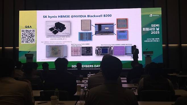 [수원=뉴시스]최정동 테크인사이츠 박사가 25일 수원컨센션센터에서 열린 'SEMI 회원사의 날'을 통해 메모리반도체 기술현황 및 전망을 발표하고 있다. photo@newsis.com *재판매 및 DB 금지