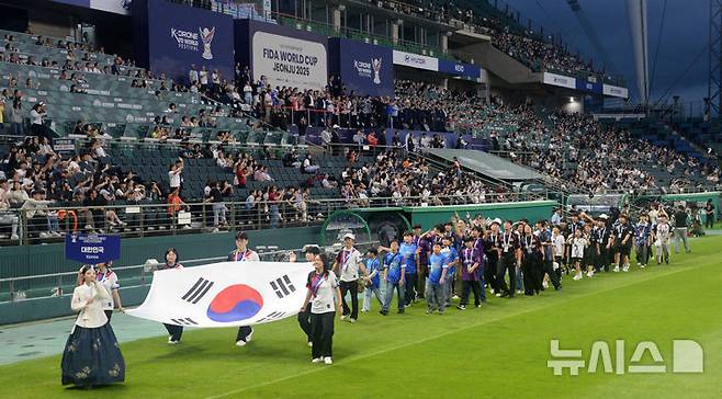 [전주=뉴시스] 김얼 기자 = 2025 전주드론축구 월드컵 개막식이 열린 25일 전북 전주시 전주월드컵경기장에서 대한민국 선수단이 입장하고 있다. 2025.09.25. pmkeul@newsis.com