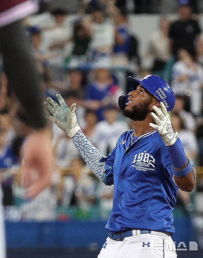 [대구=뉴시스] 이무열 기자 = 25일 대구 수성구 삼성라이온즈파크에서 열린 2025 신한 SOL 뱅크 KBO리그 키움 히어로즈와 삼성 라이온즈의 경기, 5회말 1사 주자 3루 상황에서 삼성 디아즈가 1타점 2루타를 친 뒤 기뻐하고 있다. 삼성 라이온즈의 외국인 타자 르윈 디아즈가 KBO리그 역대 한 시즌 최다 타점 신기록을 작성했다. 2025.09.25. lmy@newsis.com