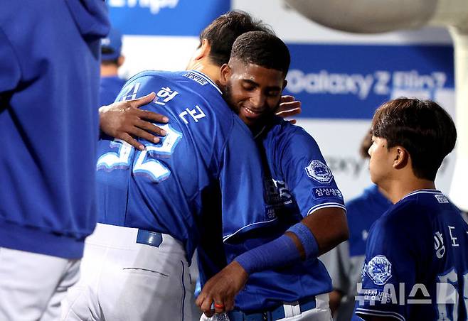 [대구=뉴시스] 이무열 기자 = 25일 대구 수성구 삼성라이온즈파크에서 열린 2025 신한 SOL 뱅크 KBO리그 키움 히어로즈와 삼성 라이온즈의 경기, 5회말 1사 주자 3루 상황에서 삼성 디아즈가 1타점 적시타를 치며 단일 시즌 최다 타점 신기록을 달성한 뒤 더그아웃에서 김헌곤과 포옹하고 있다. 2025.09.25. lmy@newsis.com