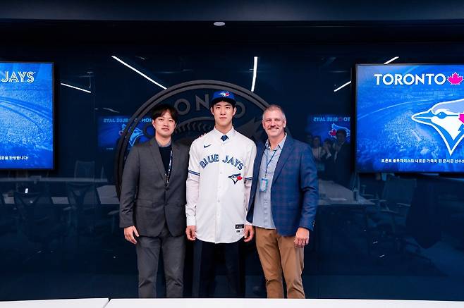 메이저 리그 토론토와 입단 계약한 장충고 우완 문서준(가운데). 리코스포츠