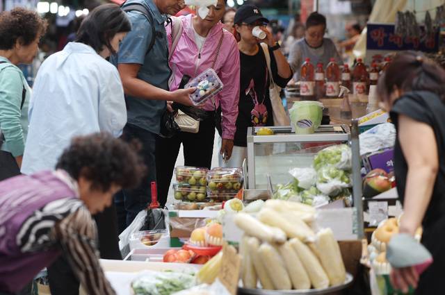 추석을 앞두고 시민들이 서울 남대문시장에서 장보기를 하고 있다. 연합뉴스