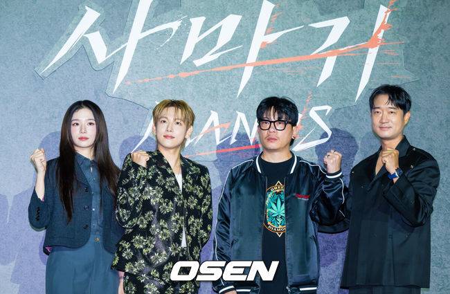 [OSEN=박준형 기자] 25일 오후 서울 롯데시네마 건대입구에서 넷플릭스 영화 ‘사마귀’ 제작보고회가 진행됐다.모든 룰이 무너진 살인청부업계에 긴 휴가 후 컴백한 A급 킬러 ‘사마귀’와 그의 훈련생 동기이자 라이벌 ‘재이’ 그리고 은퇴한 레전드 킬러 ‘독고’가 1인자 자리를 놓고 벌이는 대결을 그린 액션으로 배우 임시완과 박규영, 조우진이 출연한다.배우 박규영과 임시완, 이태성 감독, 조우진이 포즈를 취하고 있다.    2025.09.25 / soul1014@osen.co.kr