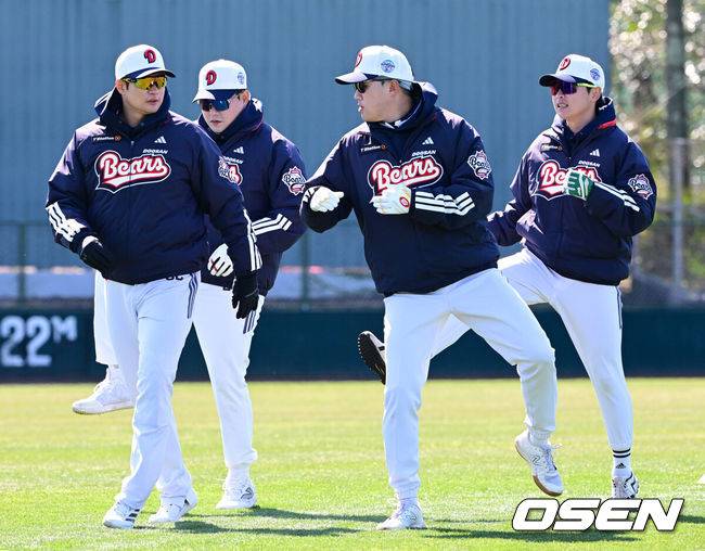 [OSEN=미야자키(일본), 지형준 기자] 25일 일본 미야자키 히나타 히무카 스타디움에서 두산 베어스 2차 스프링캠프 훈련이 진행됐다.&nbsp;두산은 이날 팀 훈련으로 전열을 정비한 뒤 26일 세이부 라이온스와 스프링캠프 4번째 연습경기를 갖는다.&nbsp;두산 김재환, 양의지, 양석환, 정수빈이 훈련을 하고 있다. 2025.02.25 /jpnews@osen.co.kr