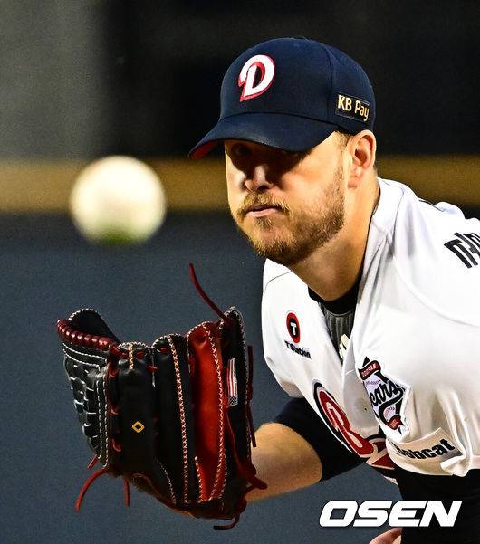 [OSEN=잠실, 지형준 기자] 17일 오후 서울 잠실구장에서 ‘2025 신한 SOL Bank KBO리그’ 두산 베어스와 키움 히어로즈의 경기가 열렸다.두산은 콜어빈, 키움은 매르세데스가 선발로 나섰다.1회 두산 콜어빈이 역투하고 있다. 2025.09.17 /jpnews@osen.co.kr