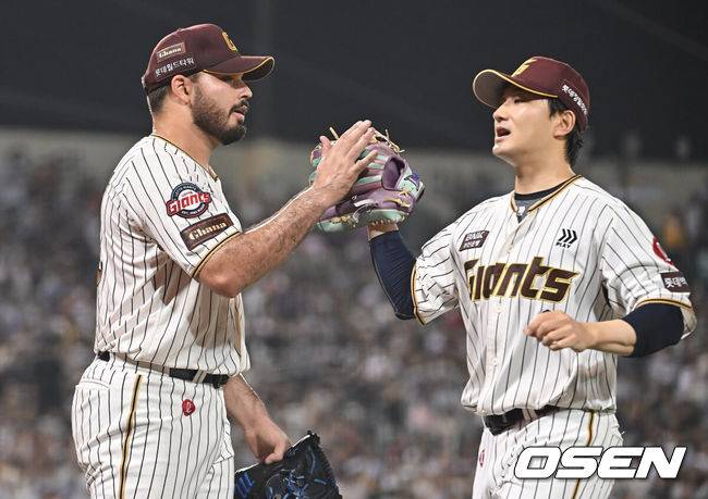 [OSEN=울산, 이석우 기자] 25일 울산 문수야구장에서 2025 신한 SOL 뱅크 KBO 리그 롯데 자이언츠와 LG 트윈스의 경기가 열렸다. 홈팀 롯데는 감보아가, 방문팀 LG는 손주영이 선발로 나섰다.롯데 자이언츠 선발 투수 감보아가 3회초 1사 1,3루 LG 트윈스 신민재를 투수 직선타 병살로 잡고 신윤후와 하이파이브를 하고 있다. 2025.09.25 / foto0307@osen.co.kr