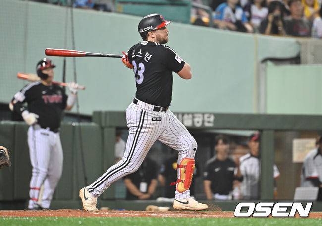 [OSEN=울산, 이석우 기자] 25일 울산 문수야구장에서 2025 신한 SOL 뱅크 KBO 리그 롯데 자이언츠와 LG 트윈스의 경기가 열렸다. 홈팀 롯데는 감보아가, 방문팀 LG는 손주영이 선발로 나섰다.LG 트윈스 오스틴이 5회초 1사 1,3루 좌중월 3점 홈런을 치고 있다. 2025.09.25 / foto0307@osen.co.kr